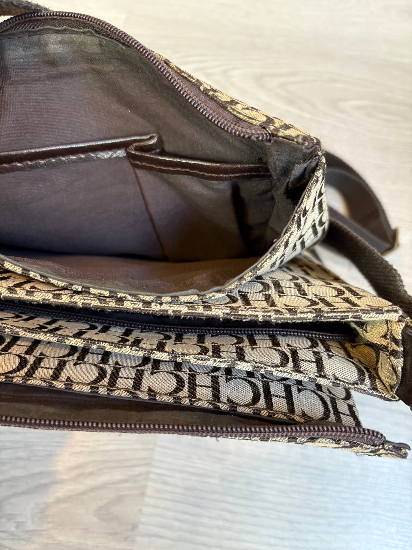 CAROLINA HERRERA. Bolso tela anagrama asa regulable