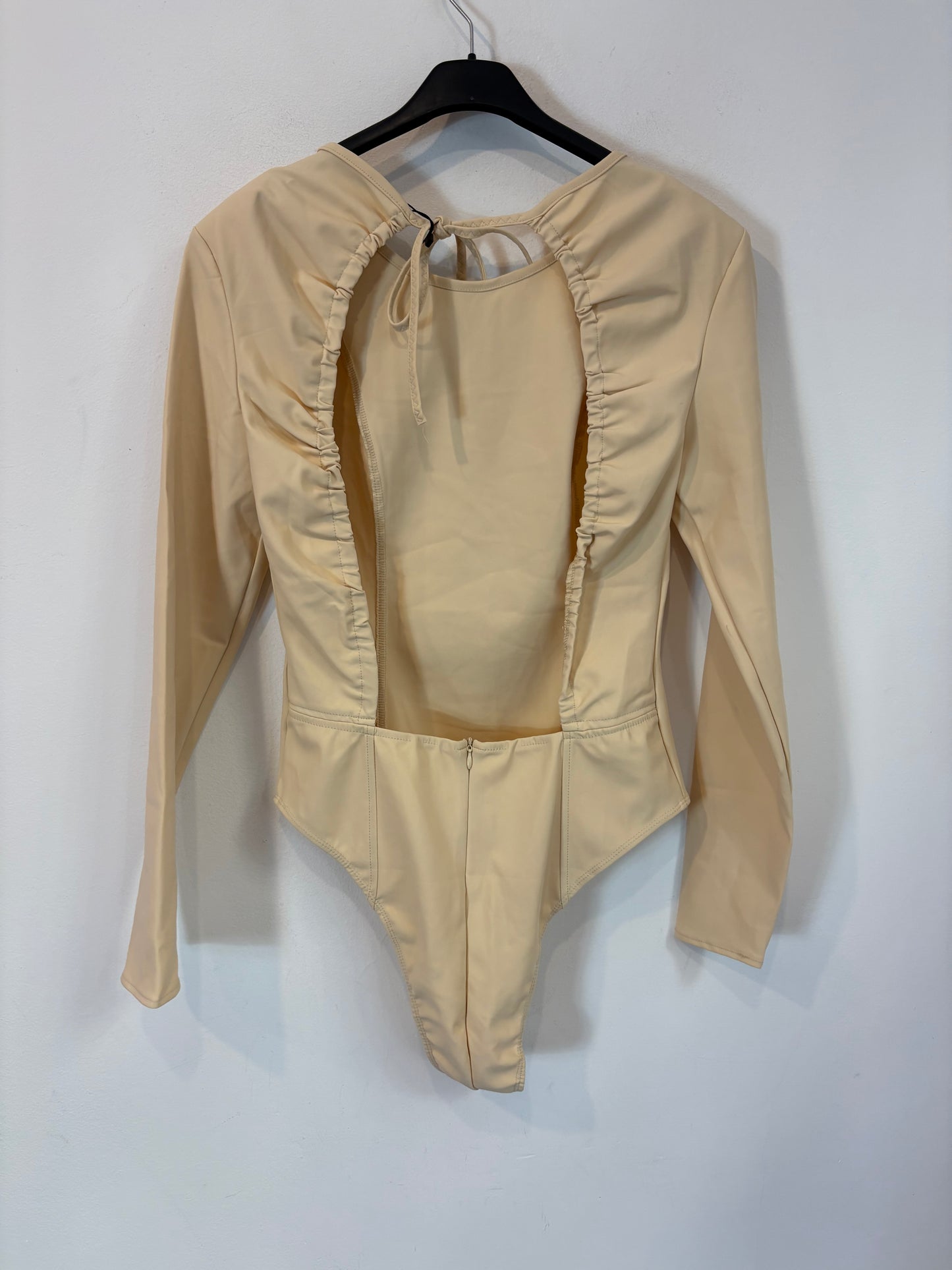 ZARA. Body color crema detalle espalda. T L