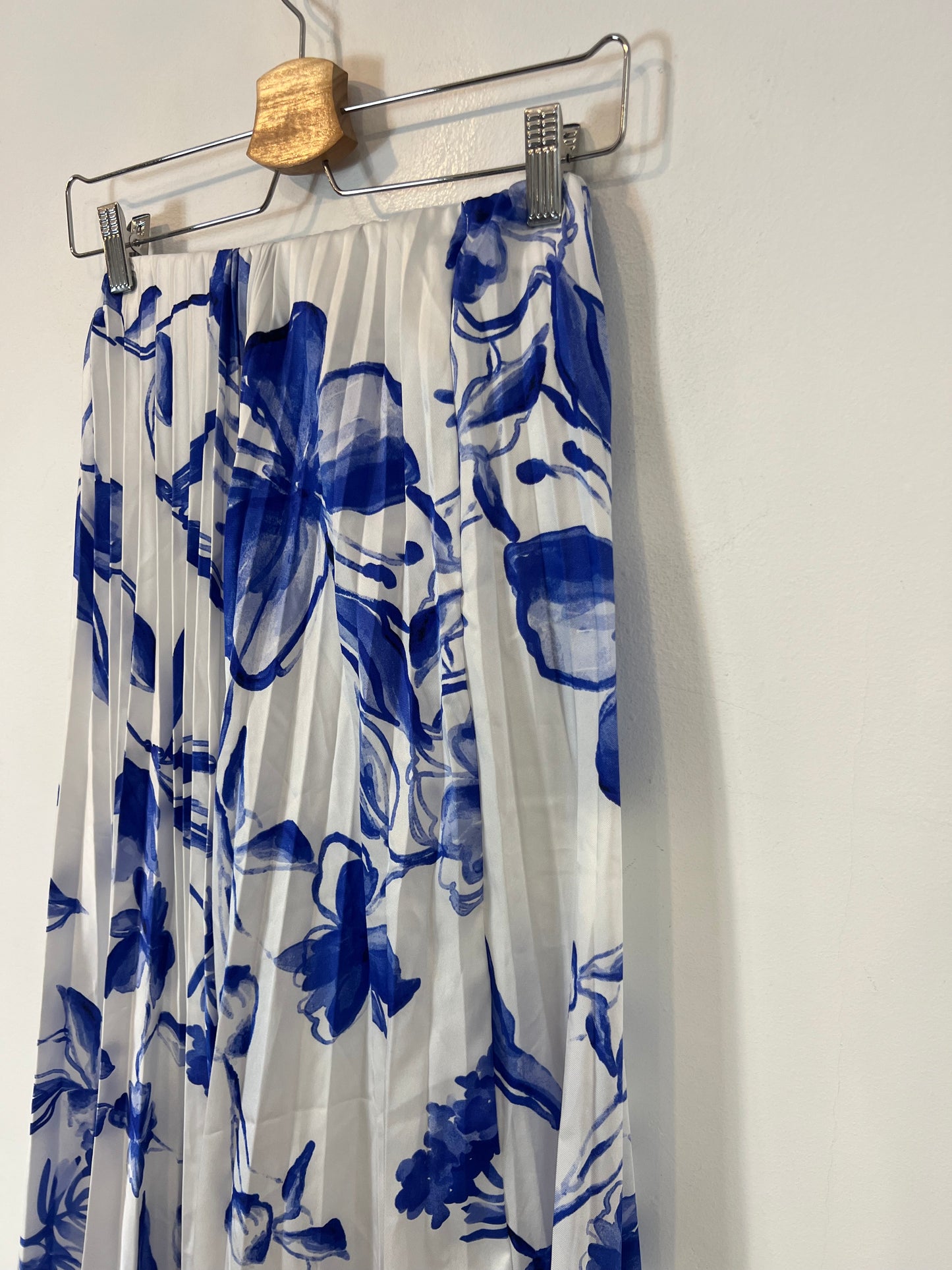 ZARA. falda midi plisada flores T.xs