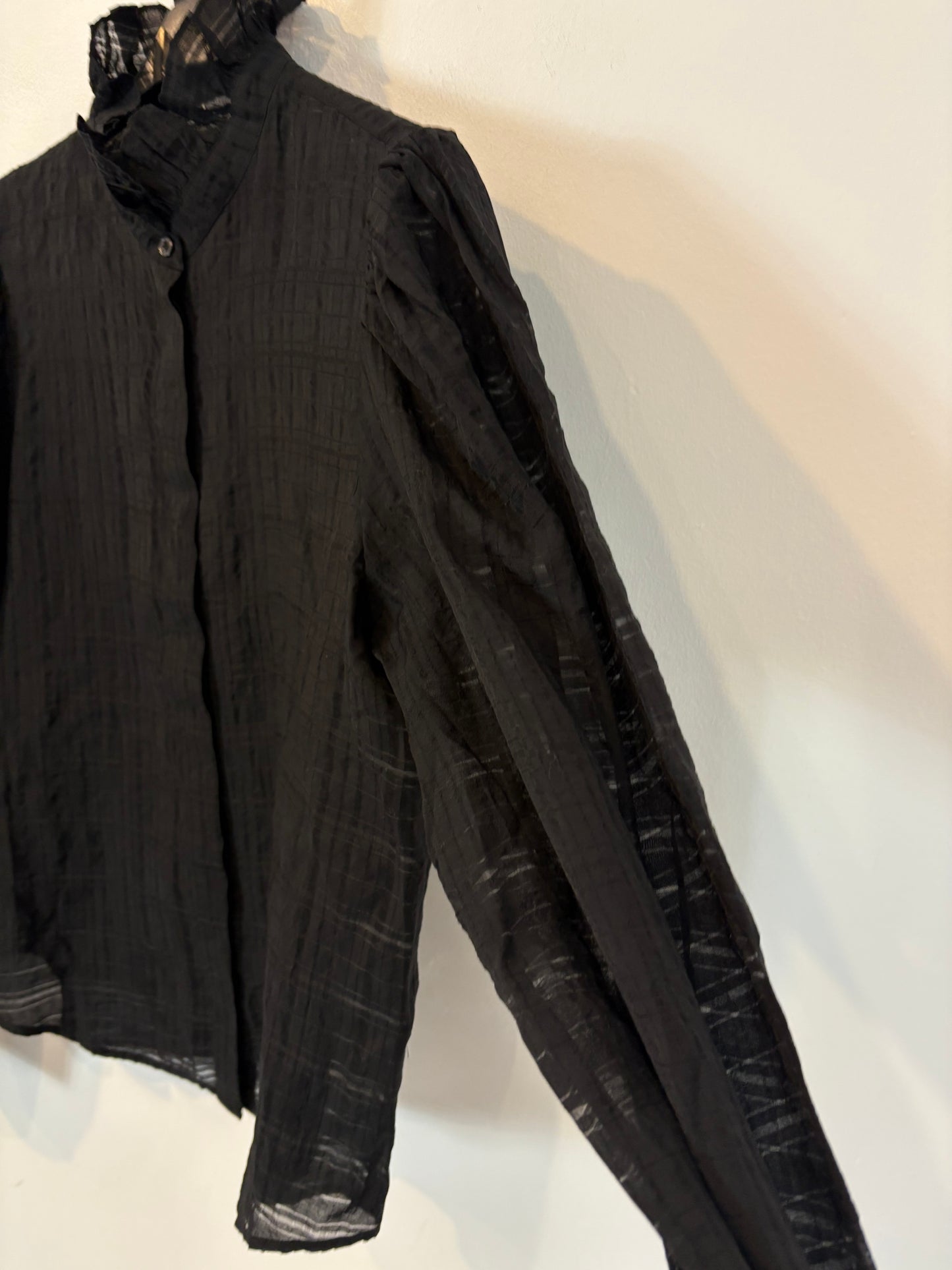 & OTHER STORIES. Blusa negra textura