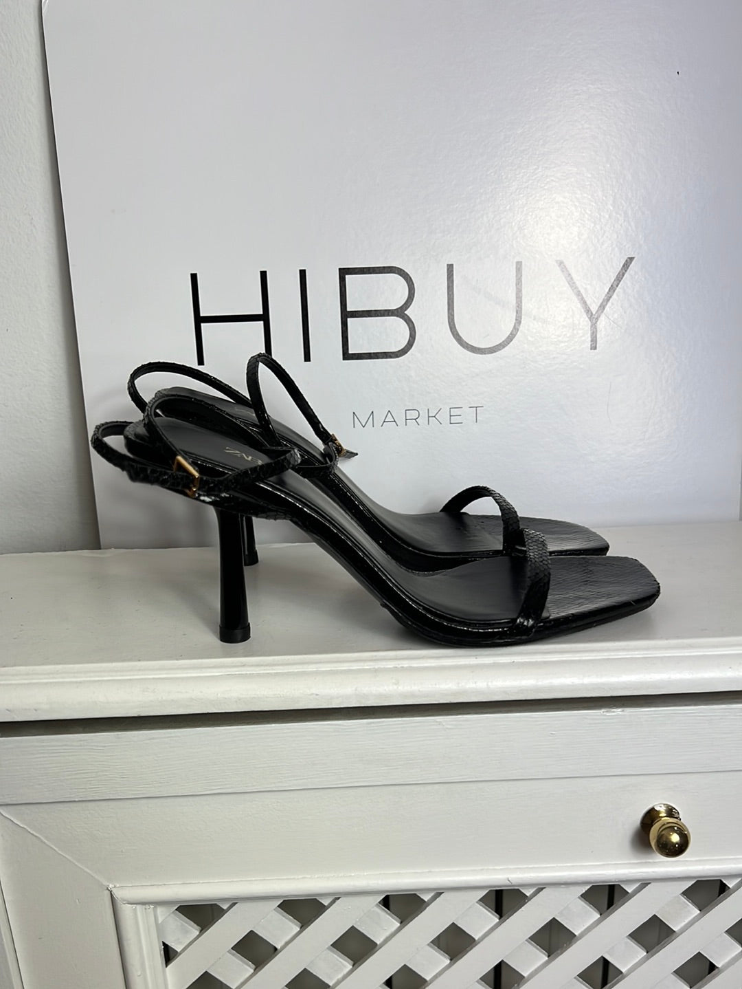 ZARA. Sandalias negras efecto serpiente T.40