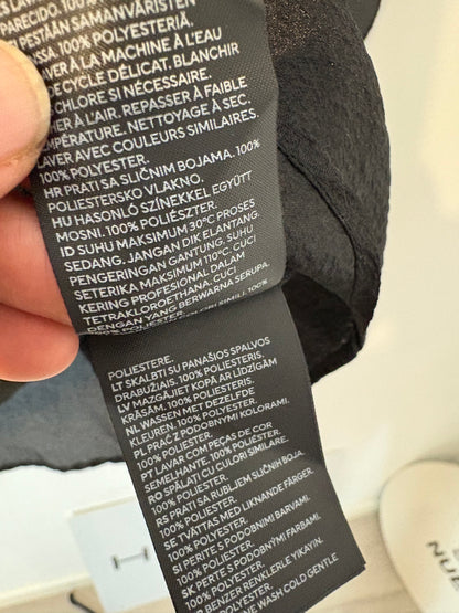 H&M. Blusa negra volantes