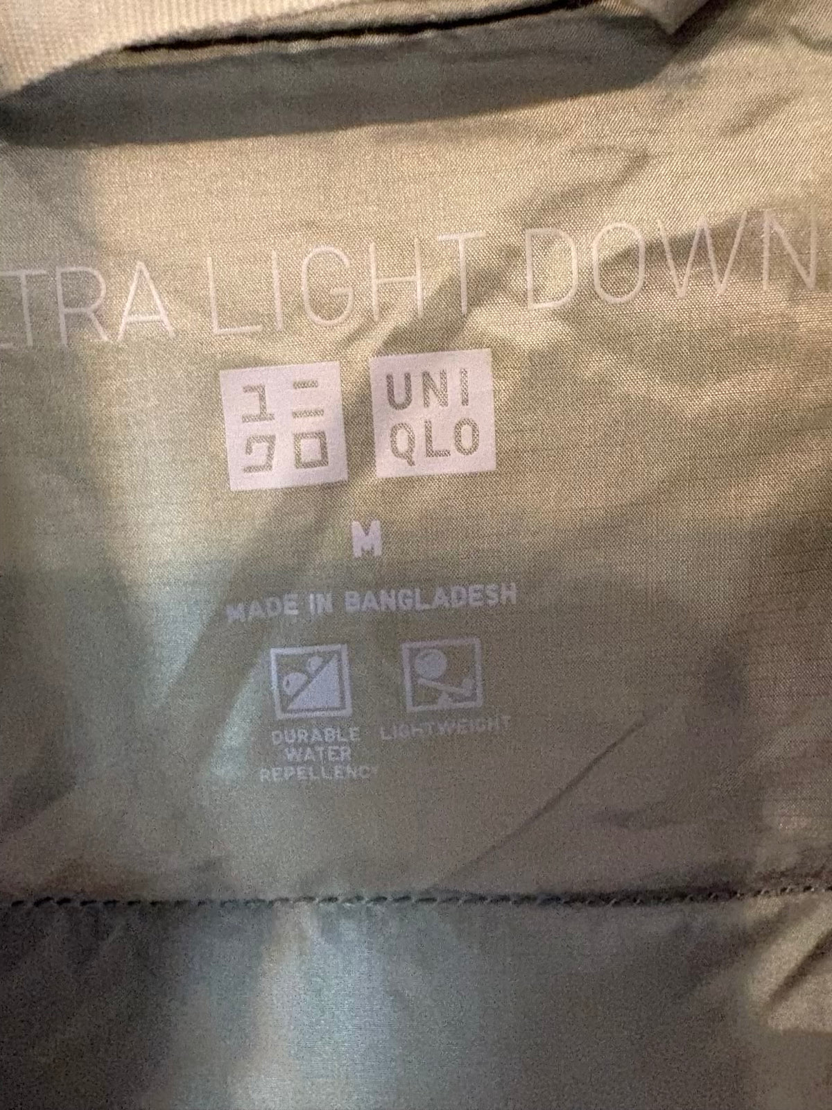 UNIQLO. Chaqueta verde claro ultraligera