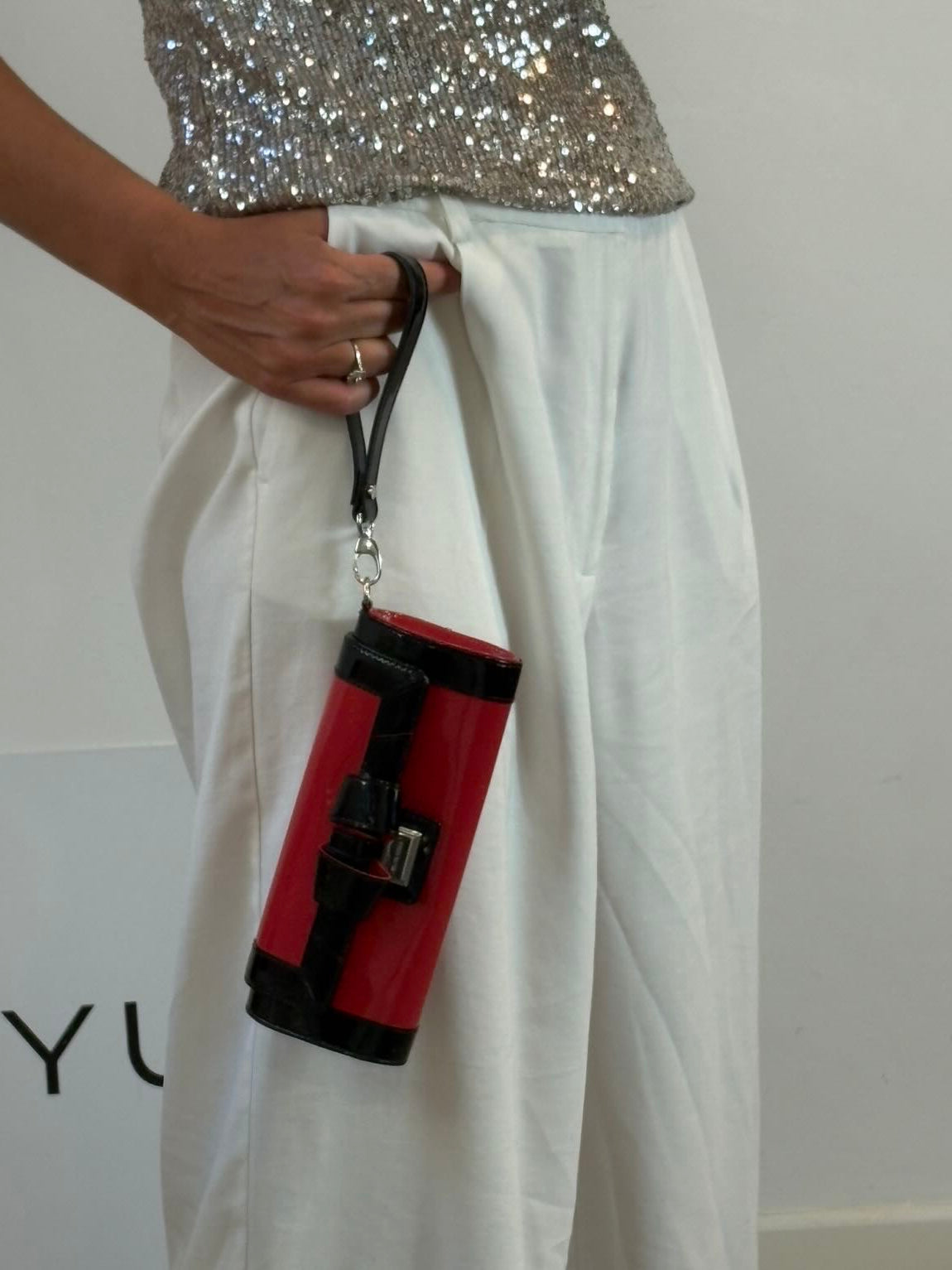 KAREN MILLEN. Bolso de mano charol bicolor