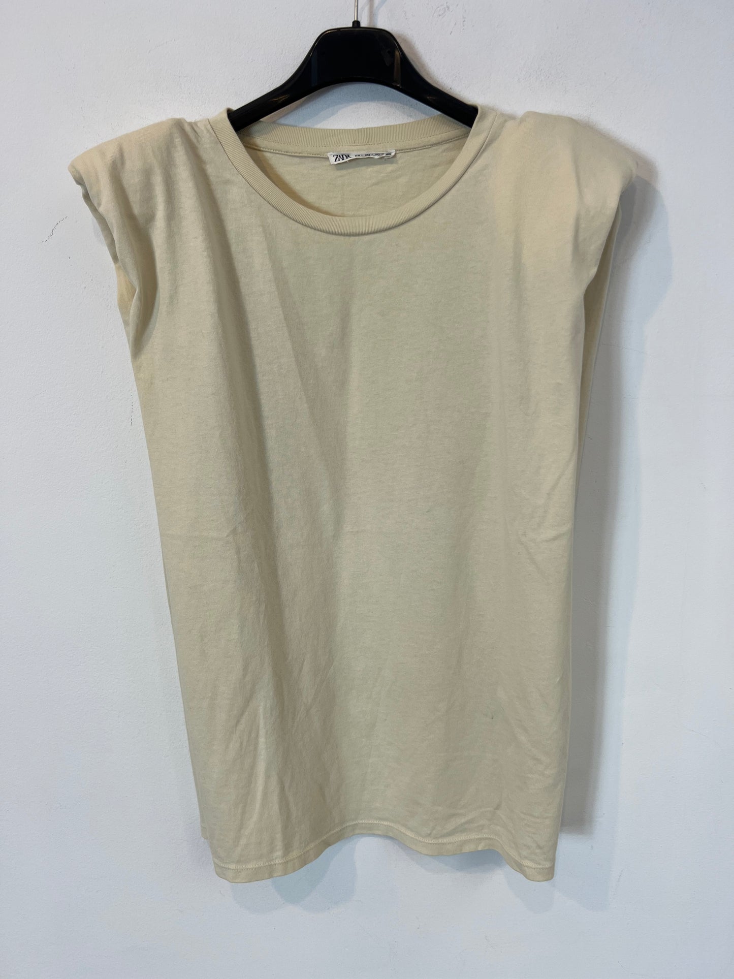 ZARA. Camiseta beige hombreras. T L