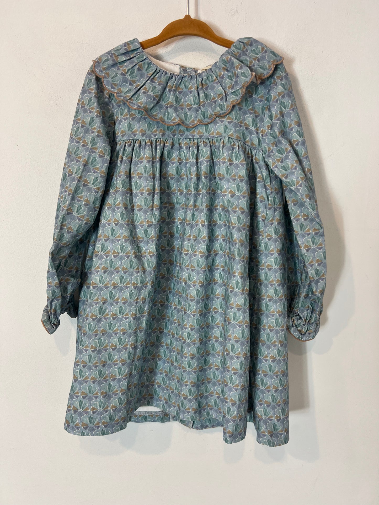 DOÑA CARMEN. Vestido estampado fondo azul claro. T 5 años