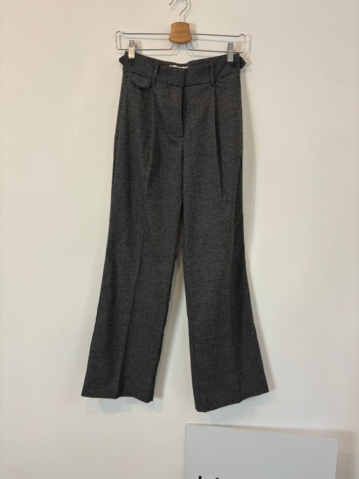MANGO. Pantalón pinzas tonos grises