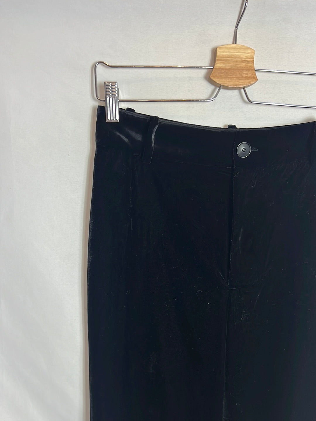 ZARA. Pantalón negro pinzas terciopelo. T S