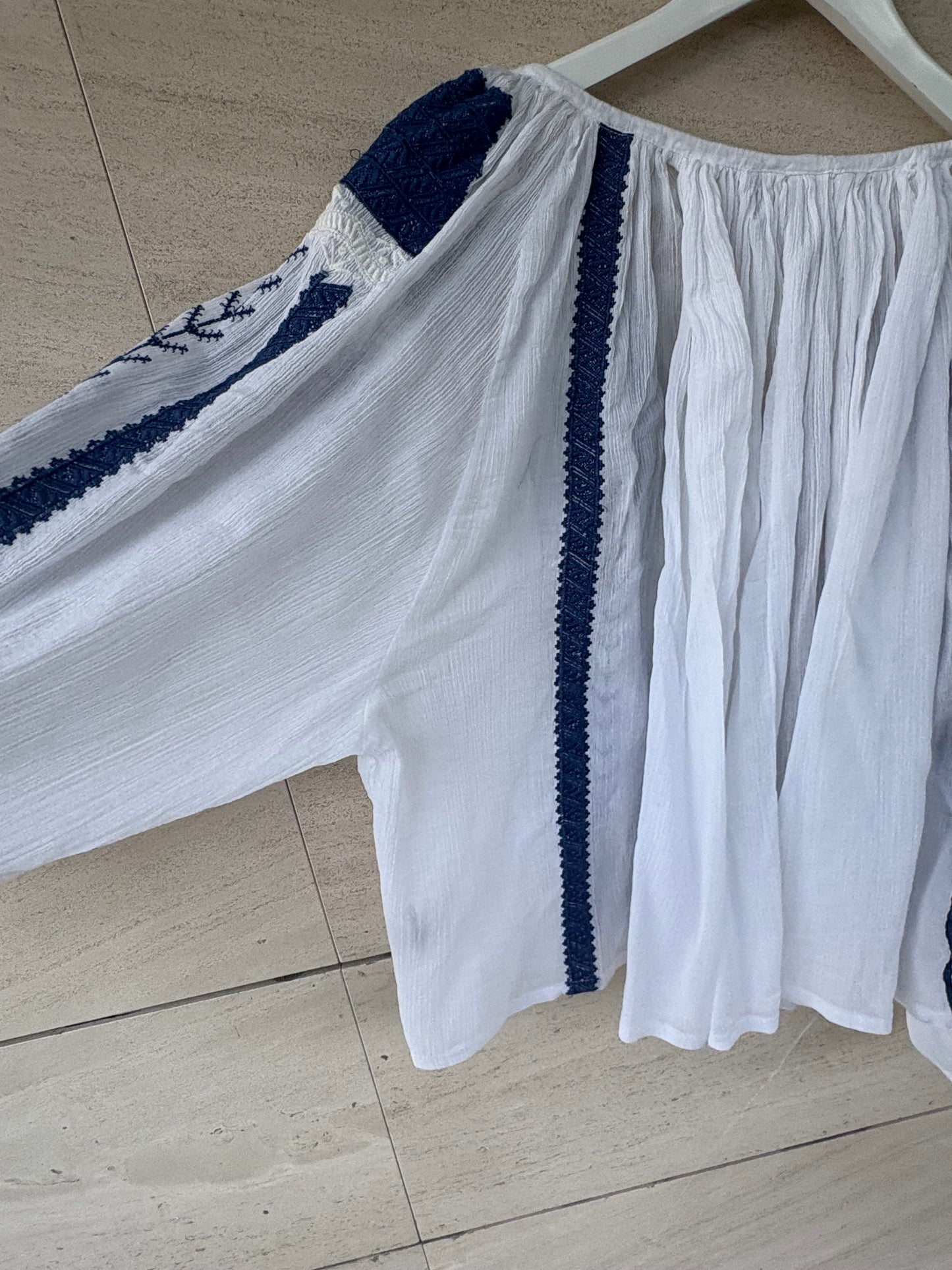 SLUIZ IBIZA. Blusa booho blanca bordados