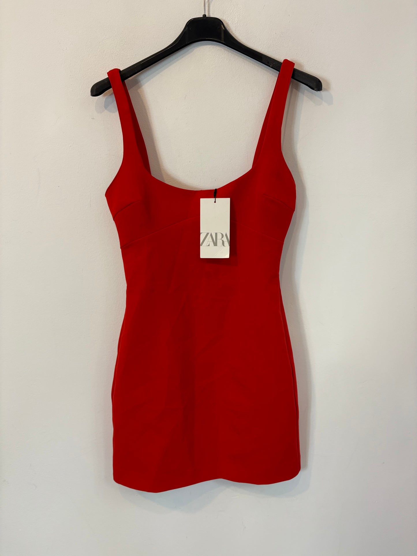 ZARA. Vestido corto rojo  entallado. T S