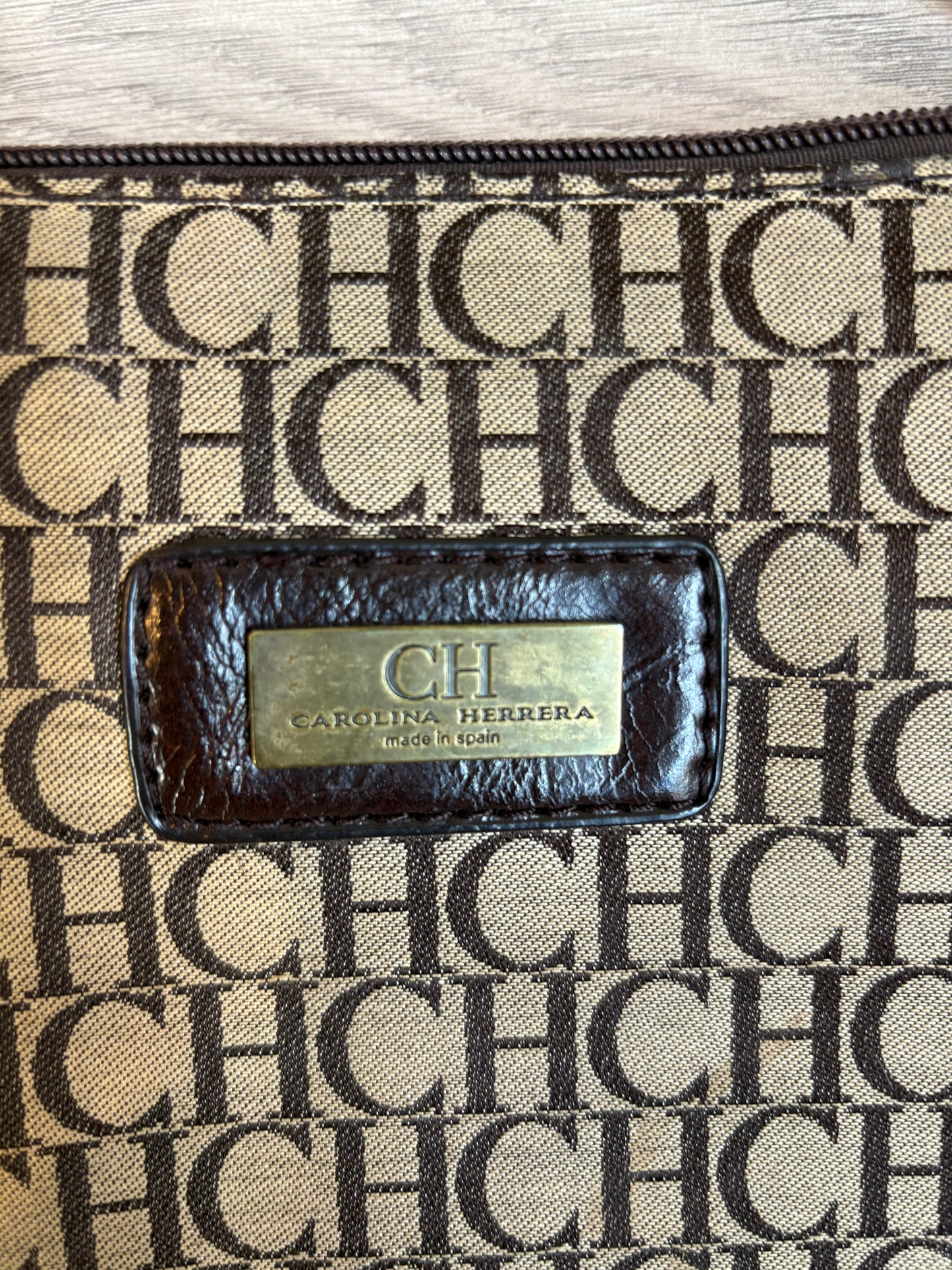 CAROLINA HERRERA. Bolso tela anagrama asa regulable