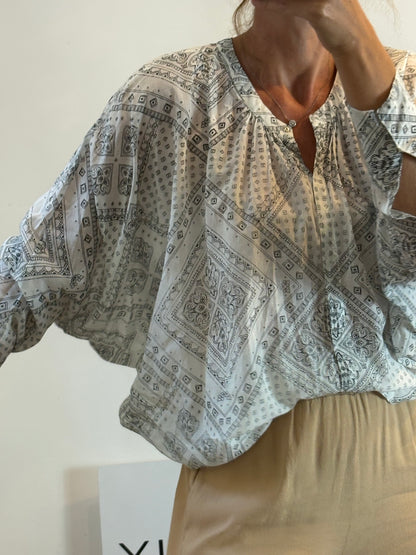 MAGALI PASCAL. Blusa blanca oversized blanca estampada