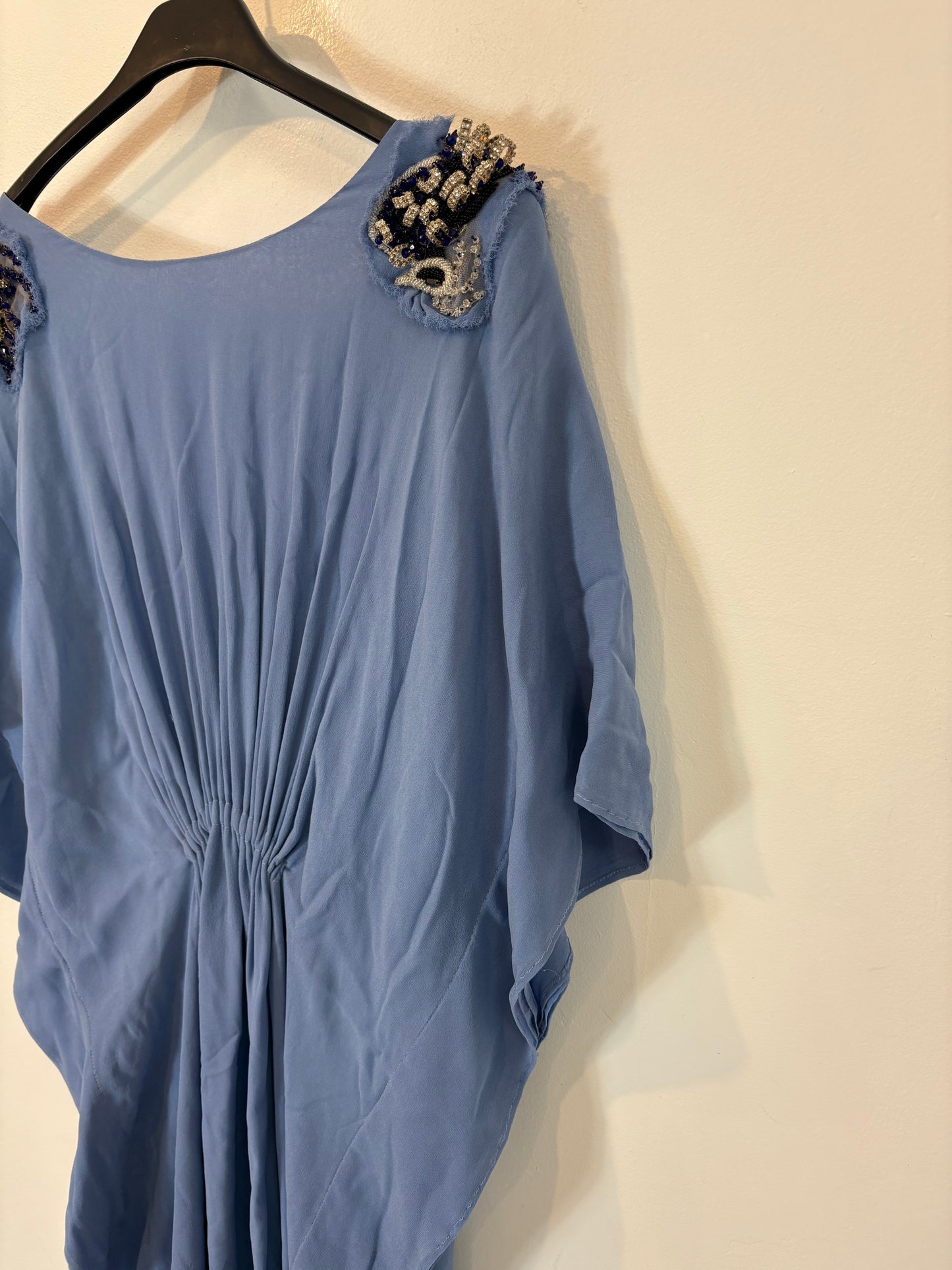 OTRAS. Vestido largo azul detalle pedrería hombros. T S