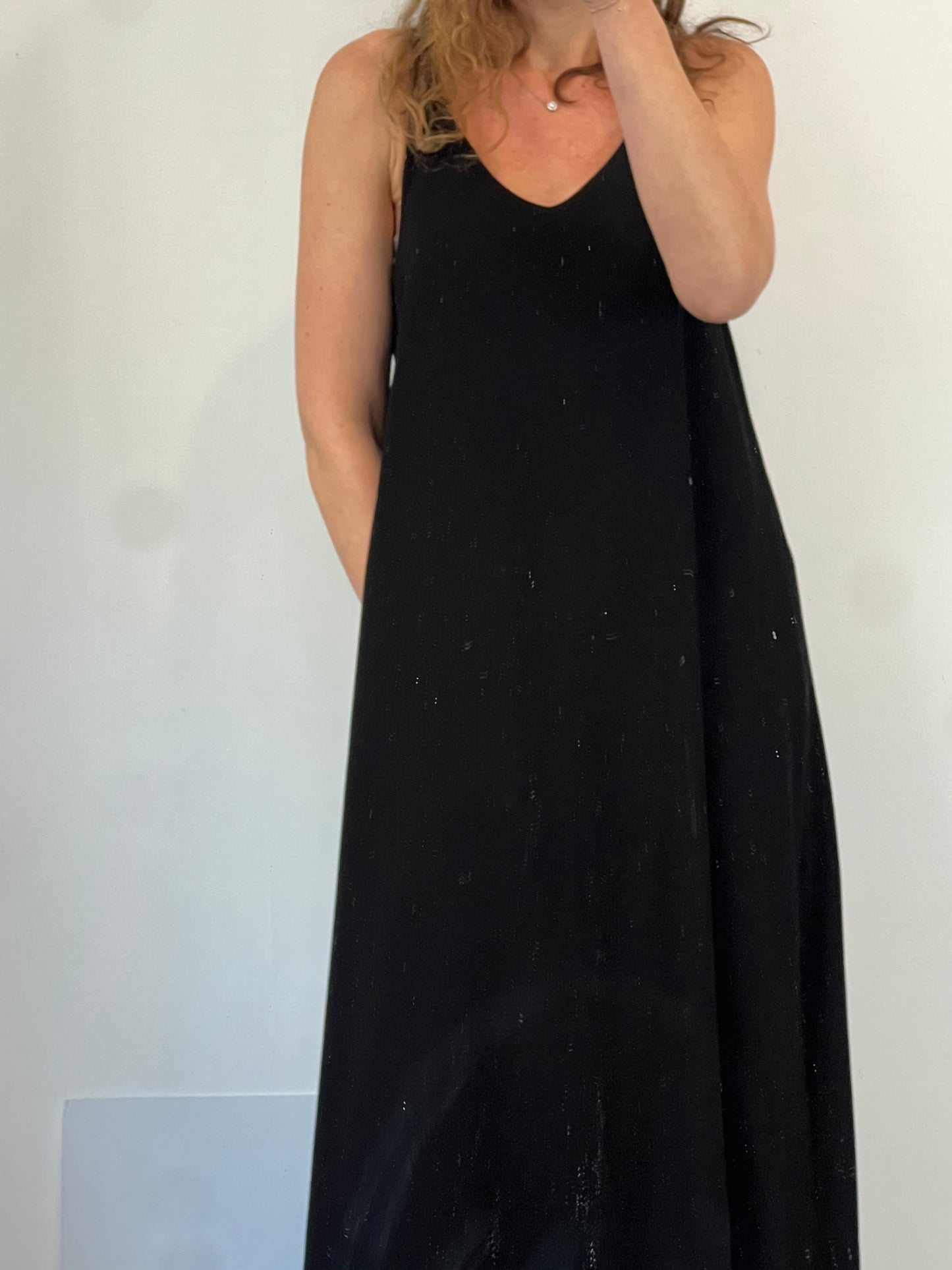 OTRAS. Vestido negro largo bolsillos