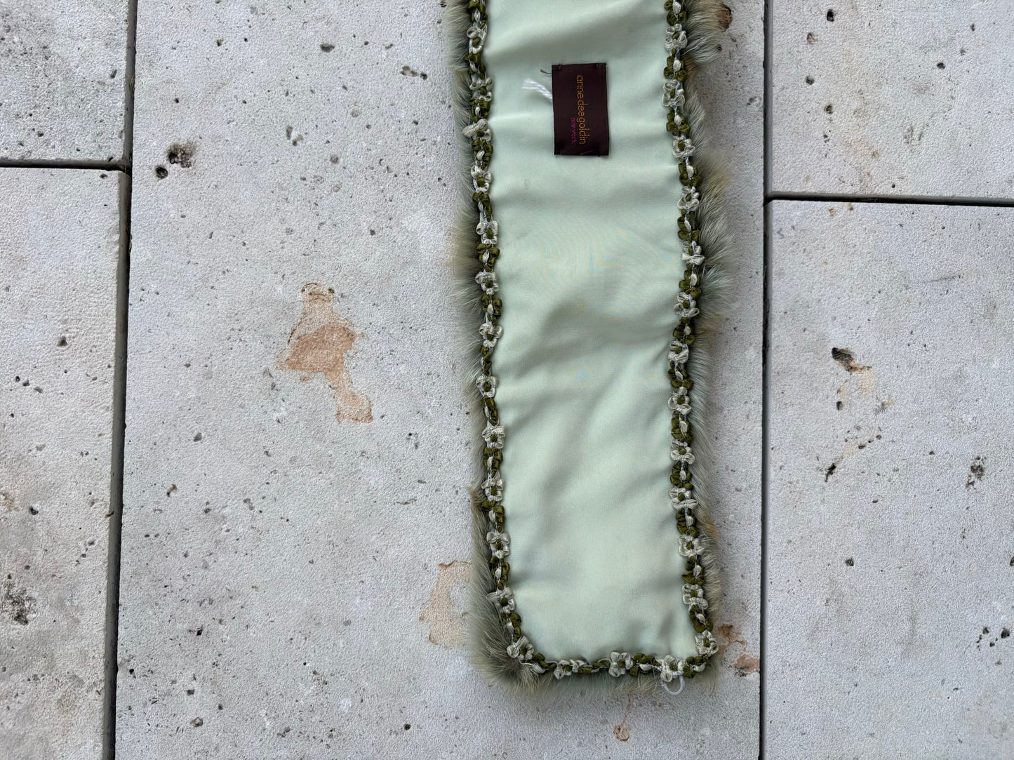 ANNE DEE GOLDIN. Cuello pelo natural