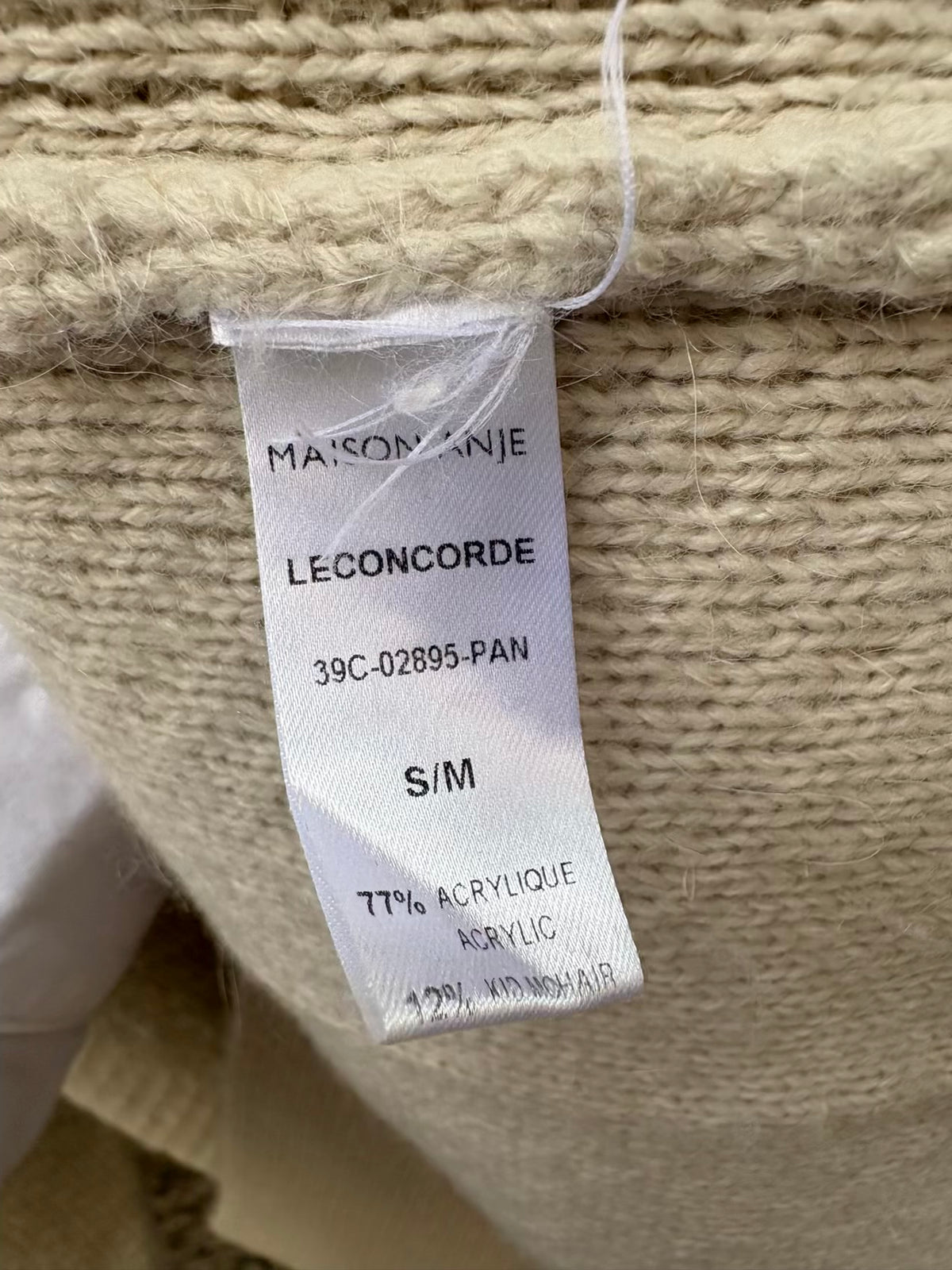 MAISON ANJE. Chaqueta beige con lana detalle botón