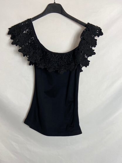 CHOICE. Black textured neckline top, size 1