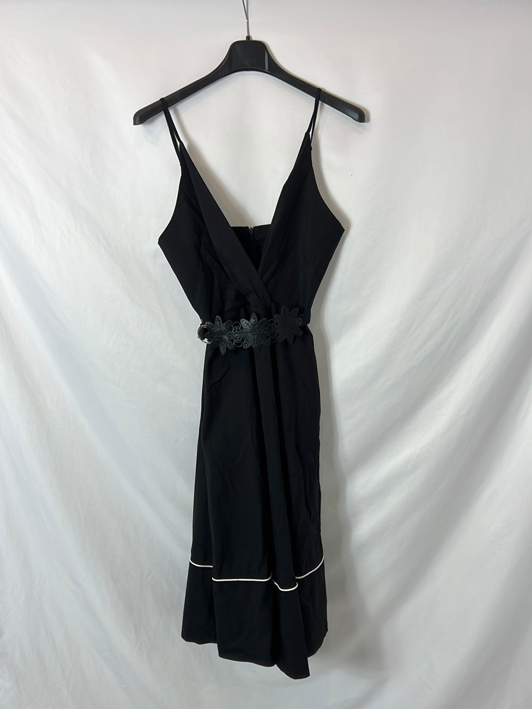 ELERIA CORTES. Vestido negro detalle en blanco. T S