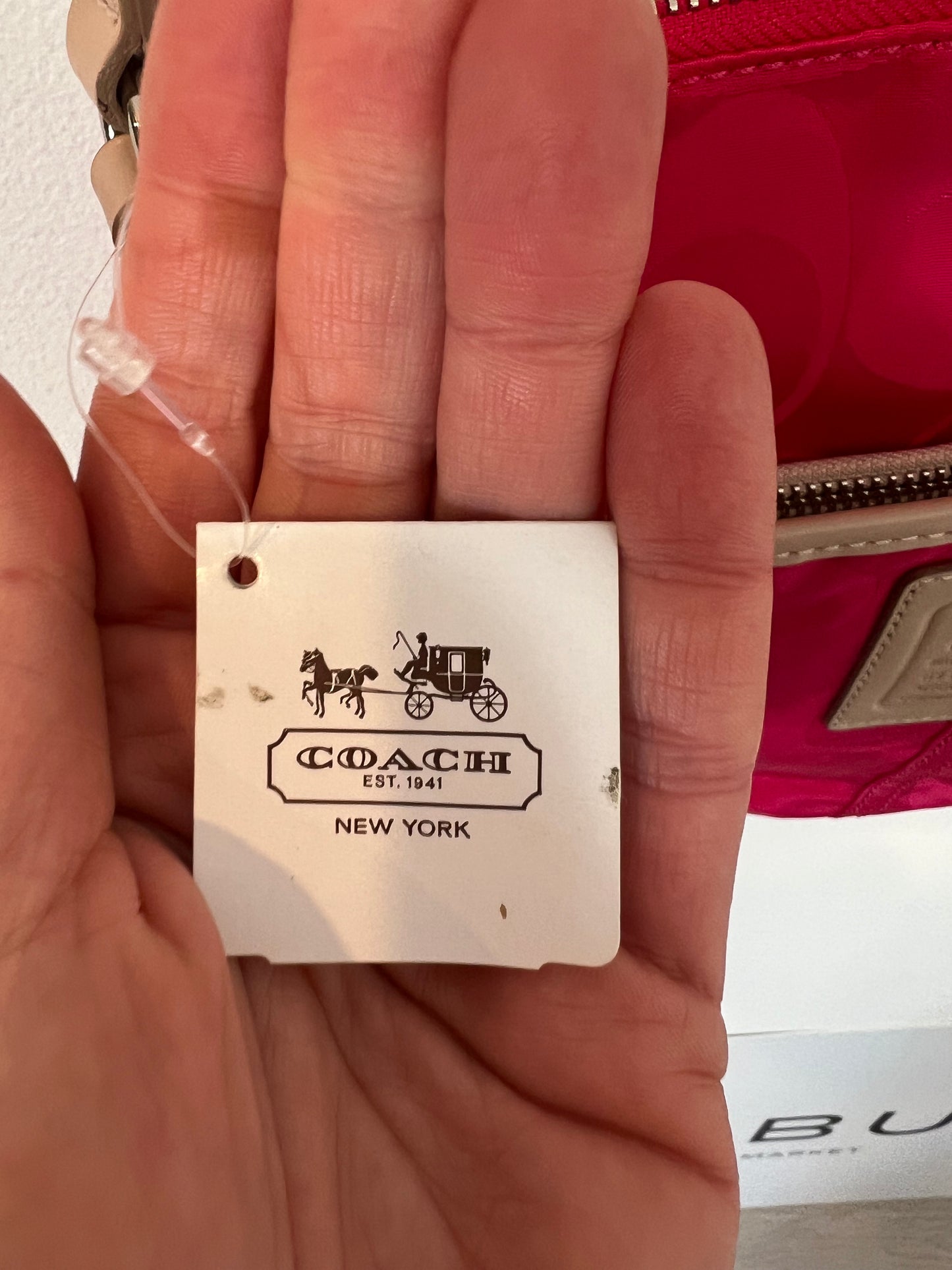 COACH. Bolso fucsia detalles en piel