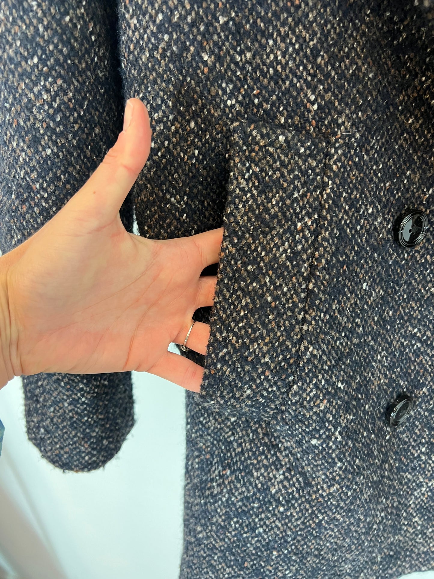 MANGO. Abrigo negro cruzado jaspeado. T S