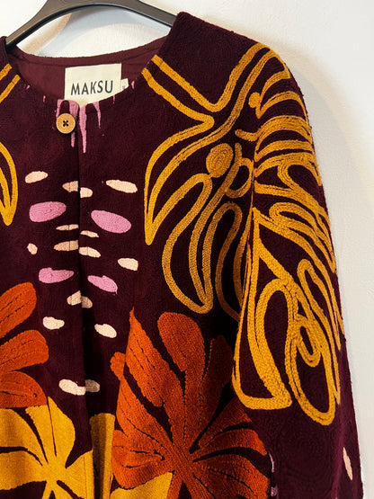 MAKSU. Abrigo algodón bordados