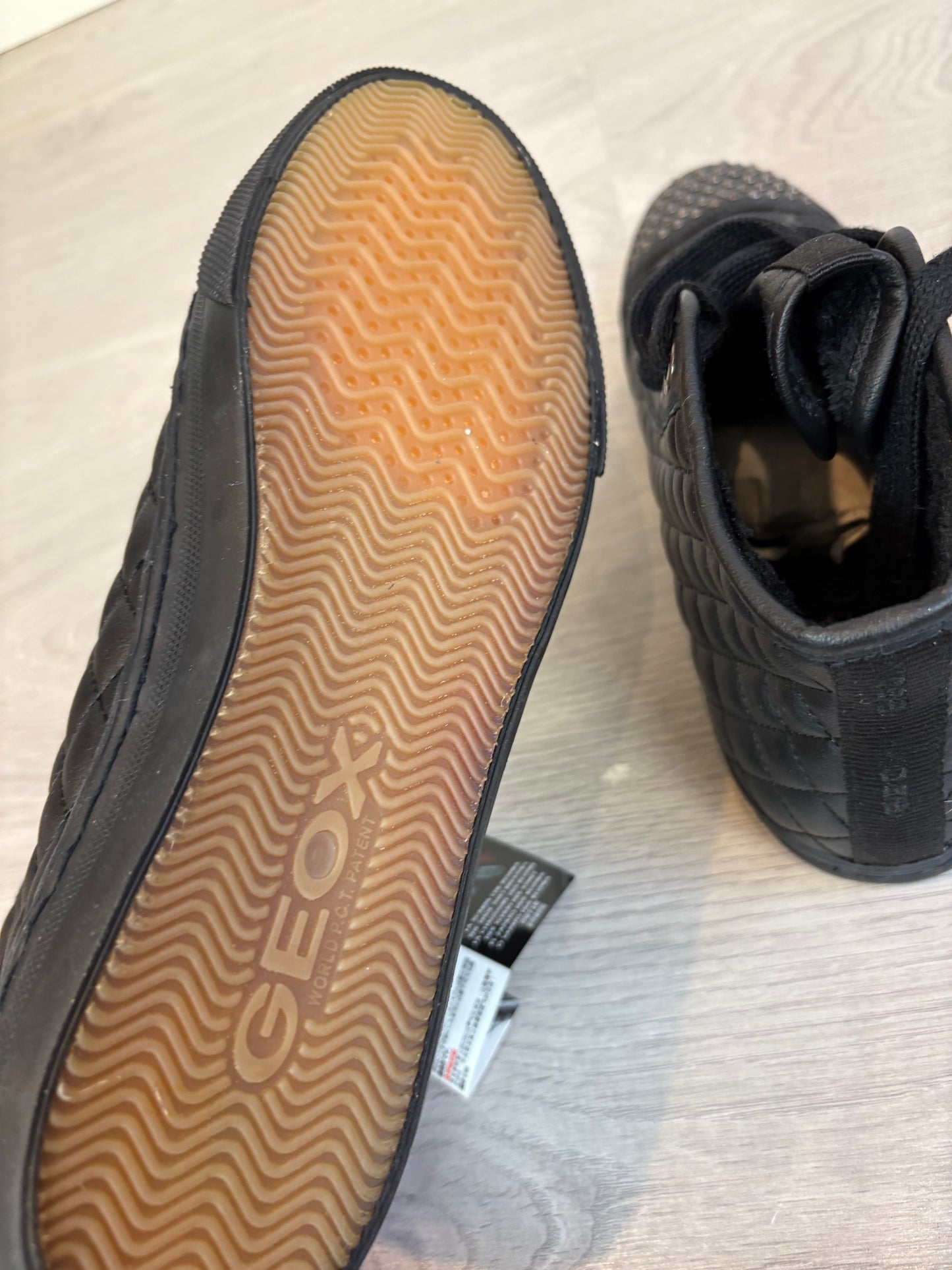 GEOX. Botines textura con tachuelas