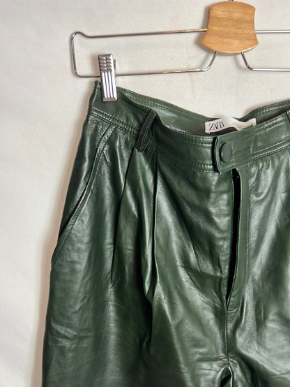 ZARA. Pantalón verde estilo jogger piel. T M