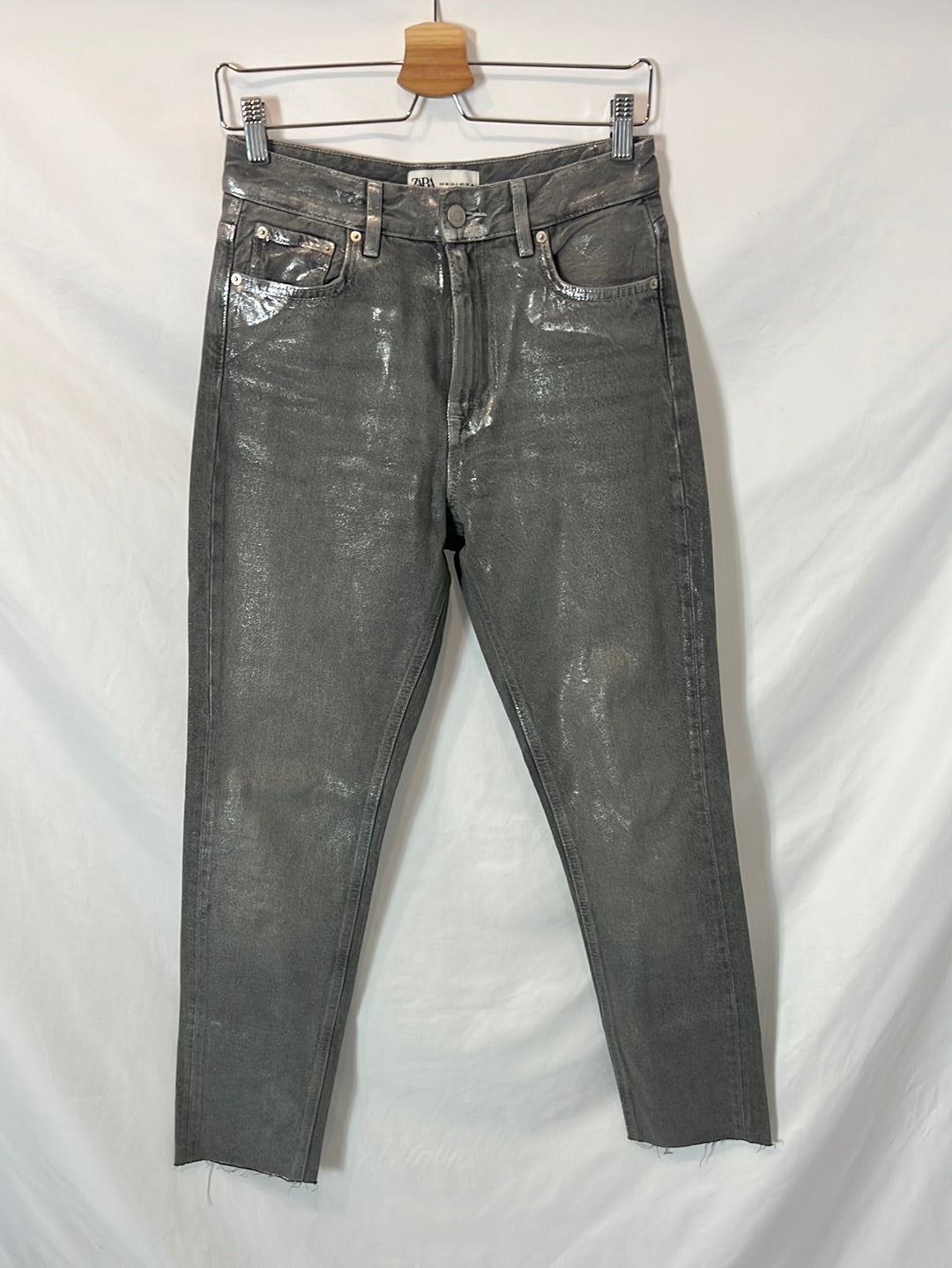 ZARA. Pantalón gris encerado T.36