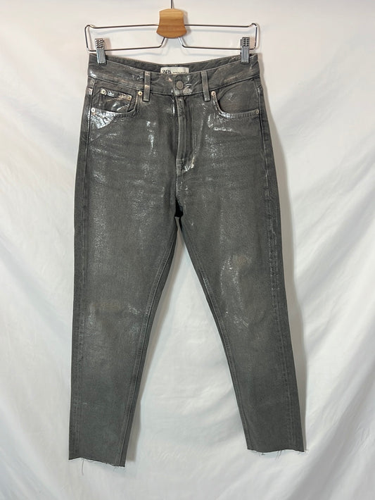 ZARA. Pantalón gris encerado T.36