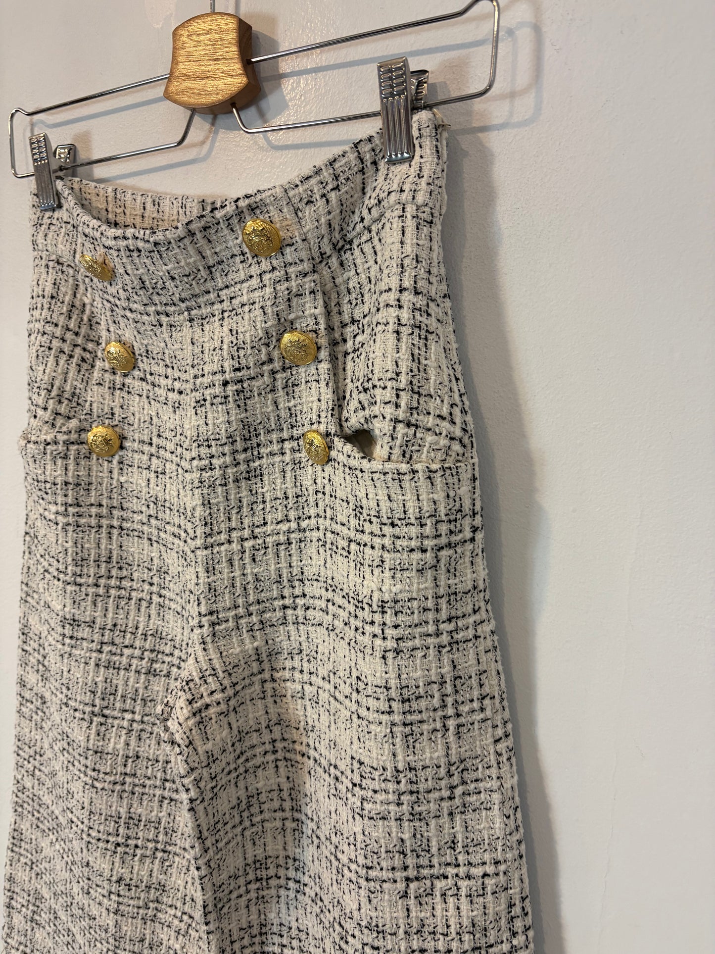 ZARA. Pantalón tweed botones dorados