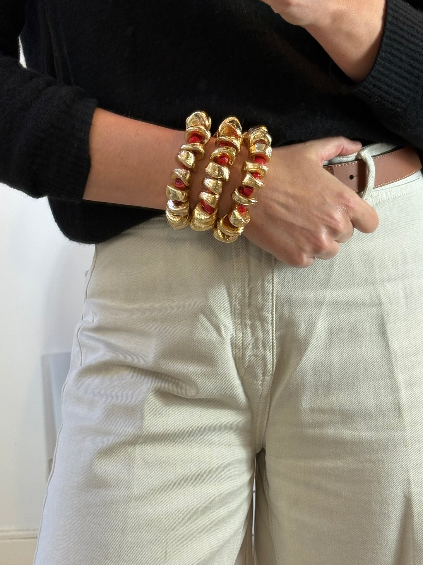 OTRAS. pack 3 pulseras dorado y coral