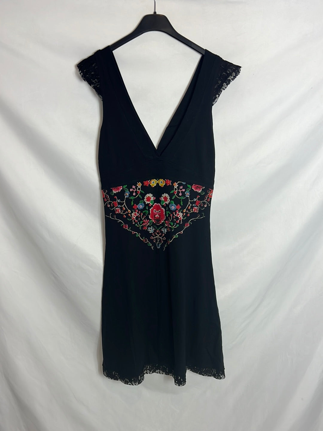 DESIGUAL. Vestido negro escote espalda. T M