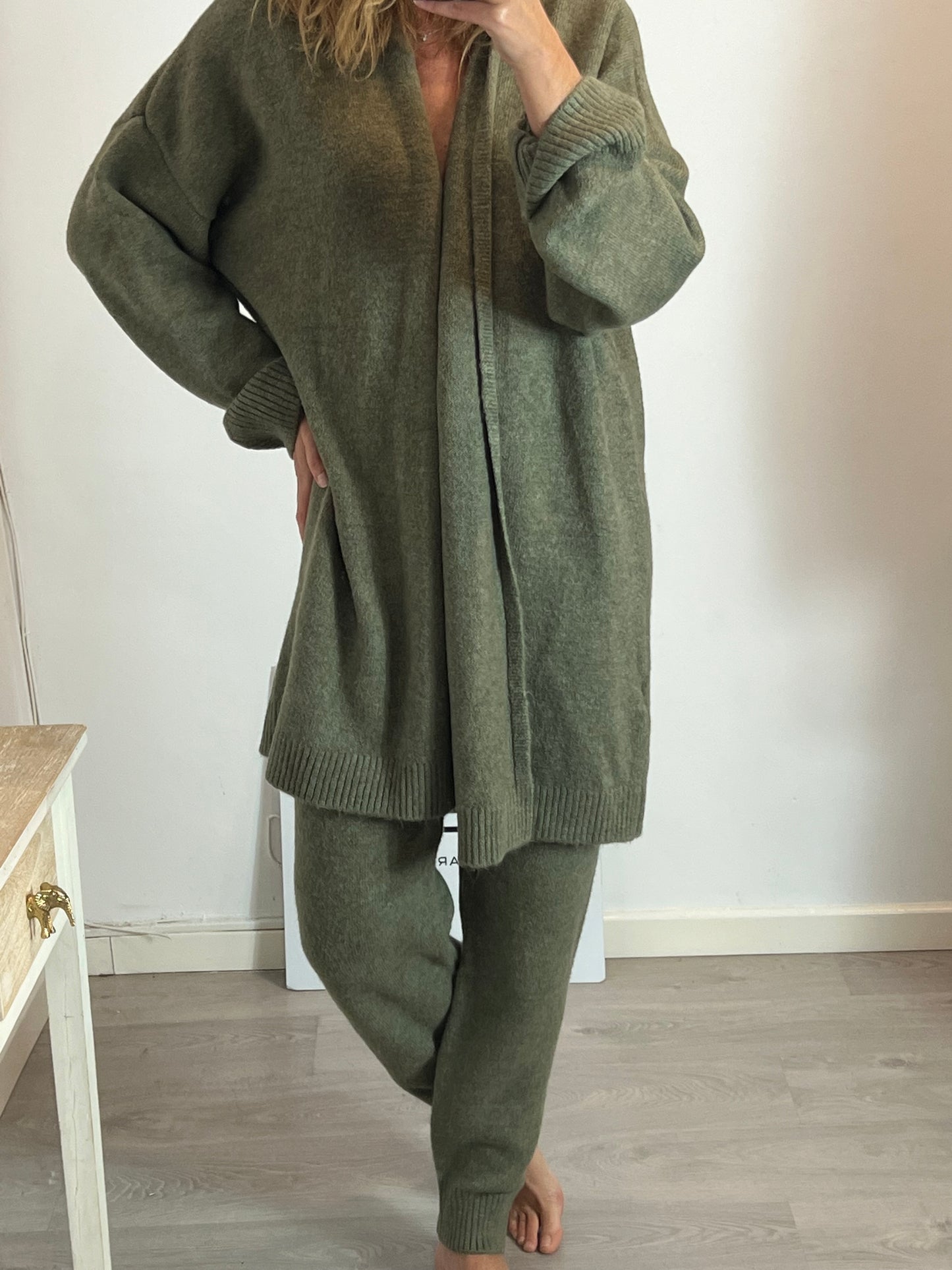 MANGO. Pantalón punto verde jaspeado. T M