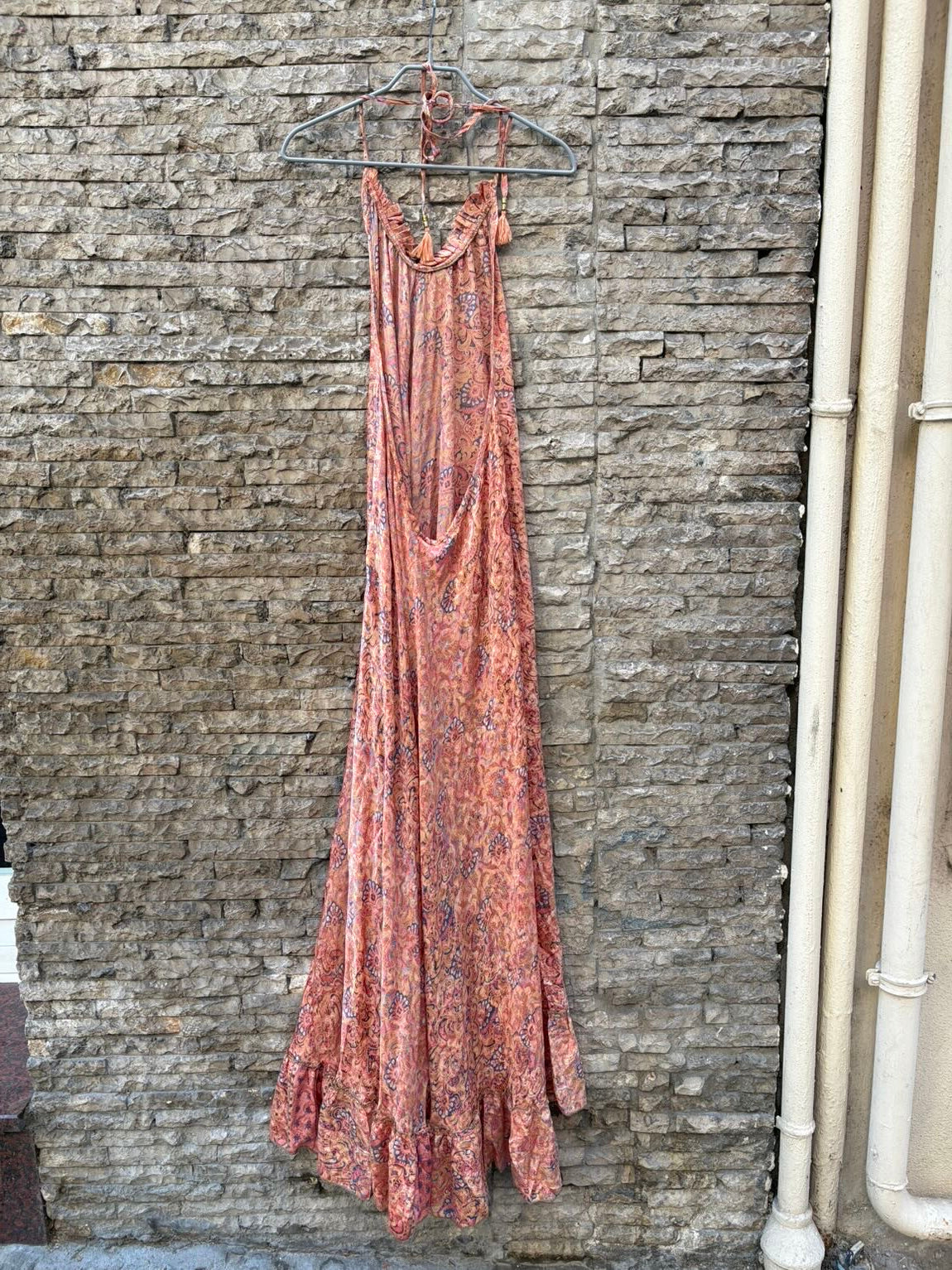 CON LUZ PROPIA. Vestido largo seda halter