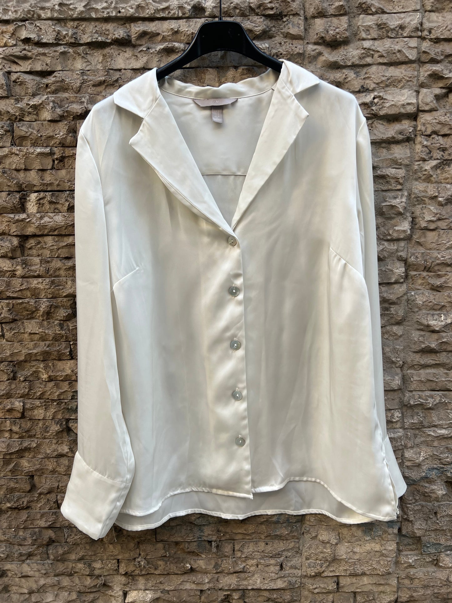 H&M. Blusa fluida satinada color crudo. T M