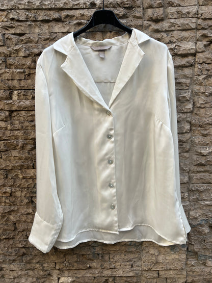 H&M. Blusa fluida satinada color crudo. T M