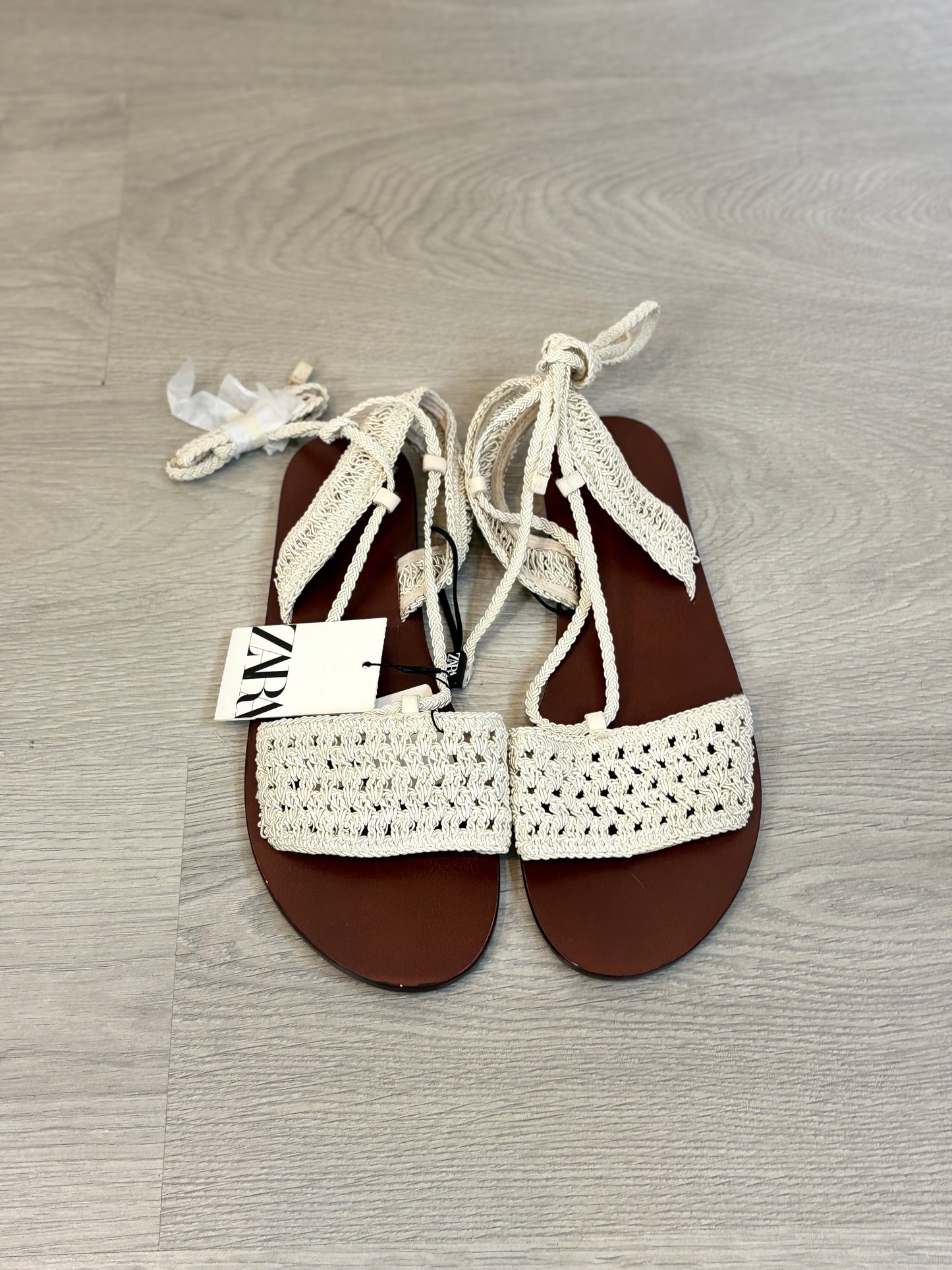 ZARA. Sandalia plana crochet. T 39