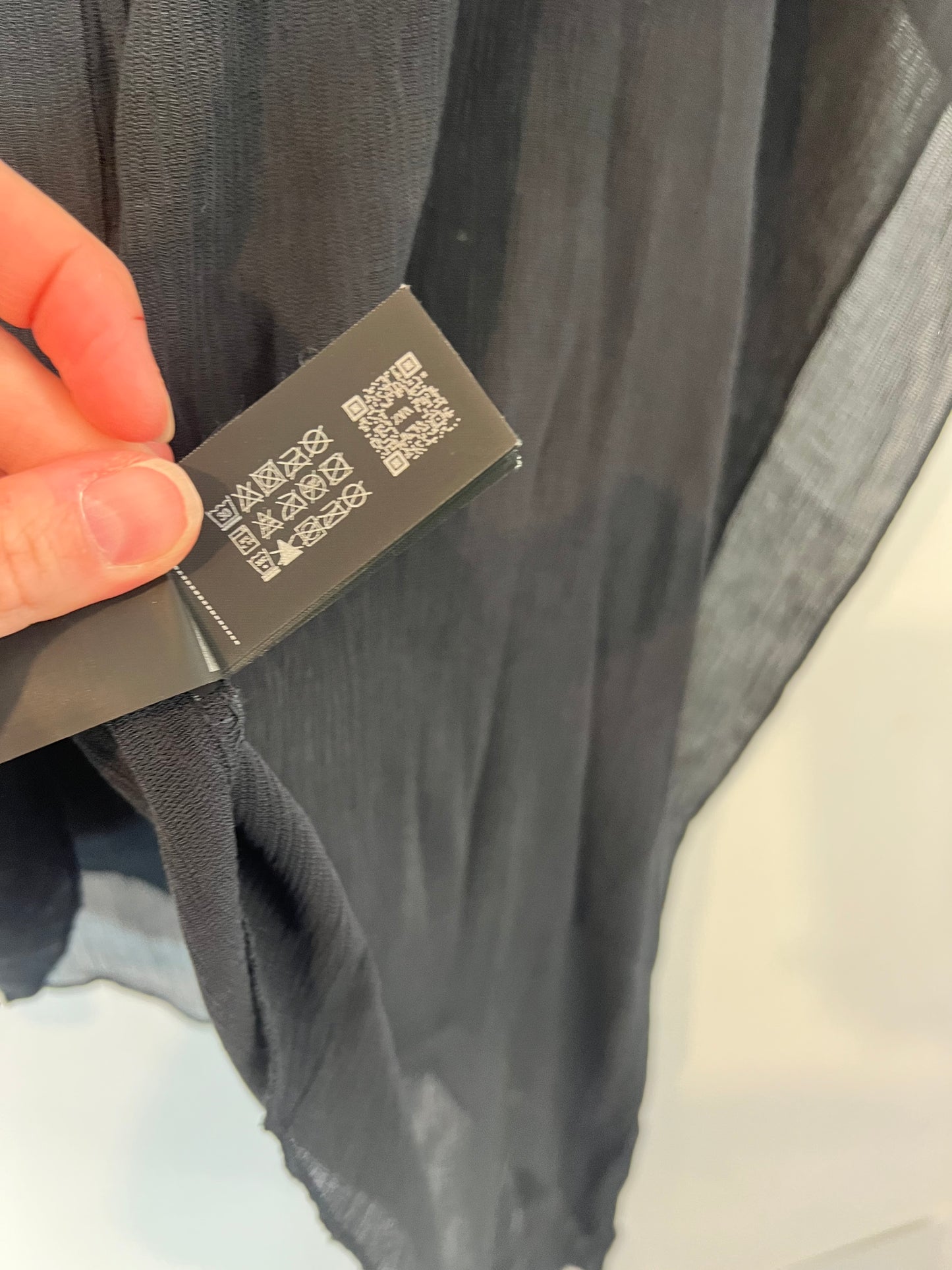 ZARA. Top negro estilo capa