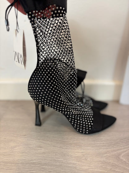 ZARA. Sandalia  efecto botín tachuelas. T 38