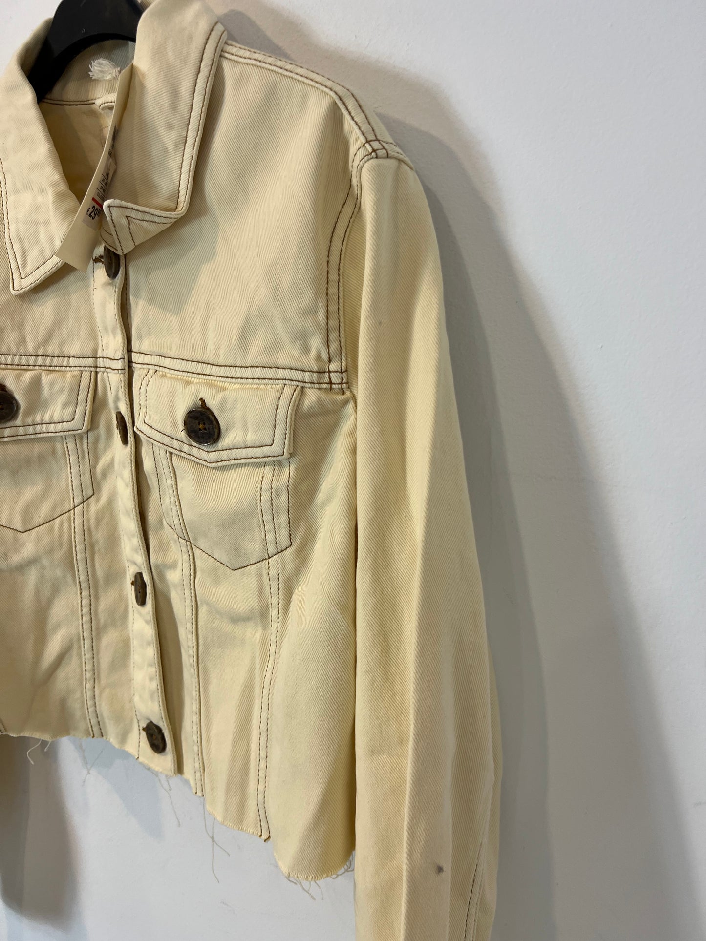 PINK WOMAN. Cazadora crop beige costuras. T L