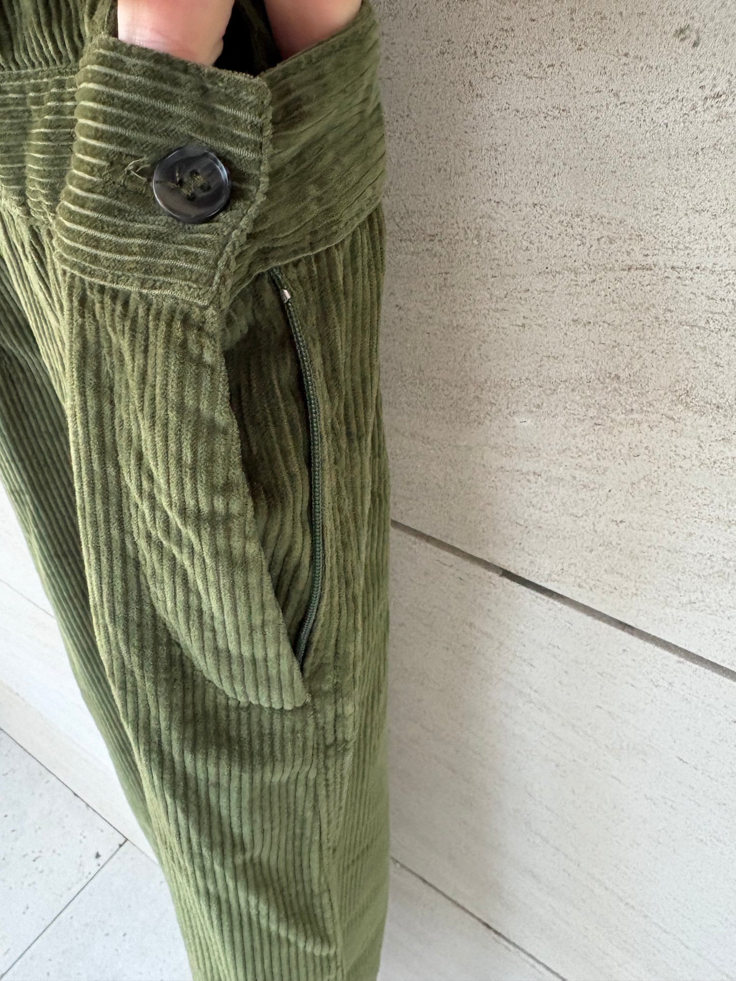 MARIA DE LA ORDEN. Mono verde pana ligera