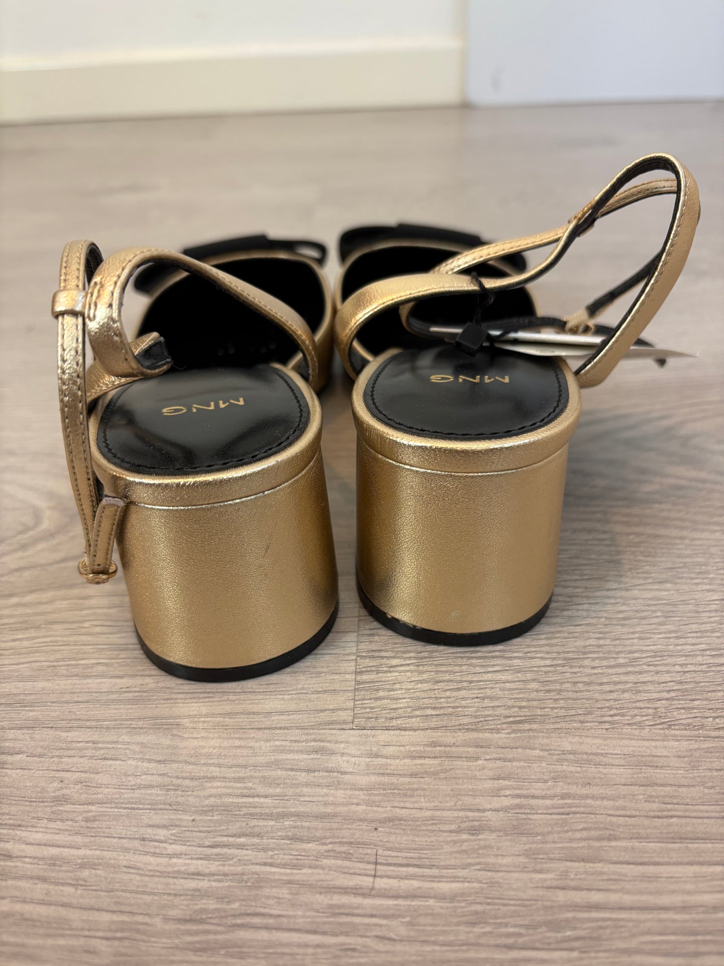 MANGO. Zapato metalizado lazo. T 40