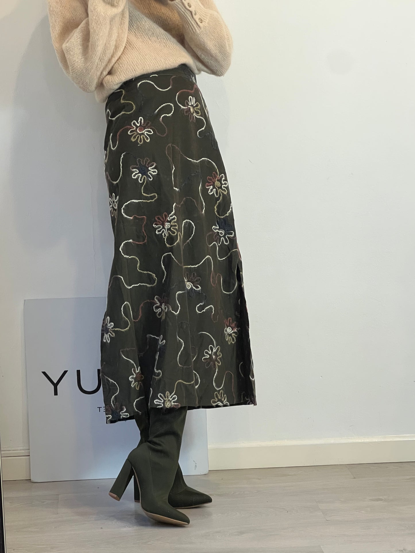 IPA BRAND. Falda midi verde bordados