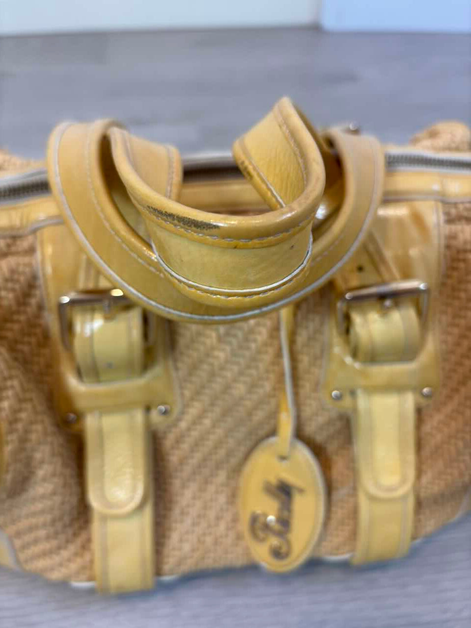 BALLY. Bolso amarillo doble textura