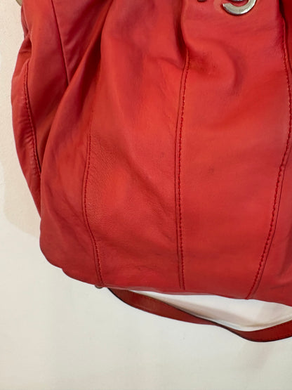 PURIFICACIÓN GARCIA. Bolso rojo piel doble asa