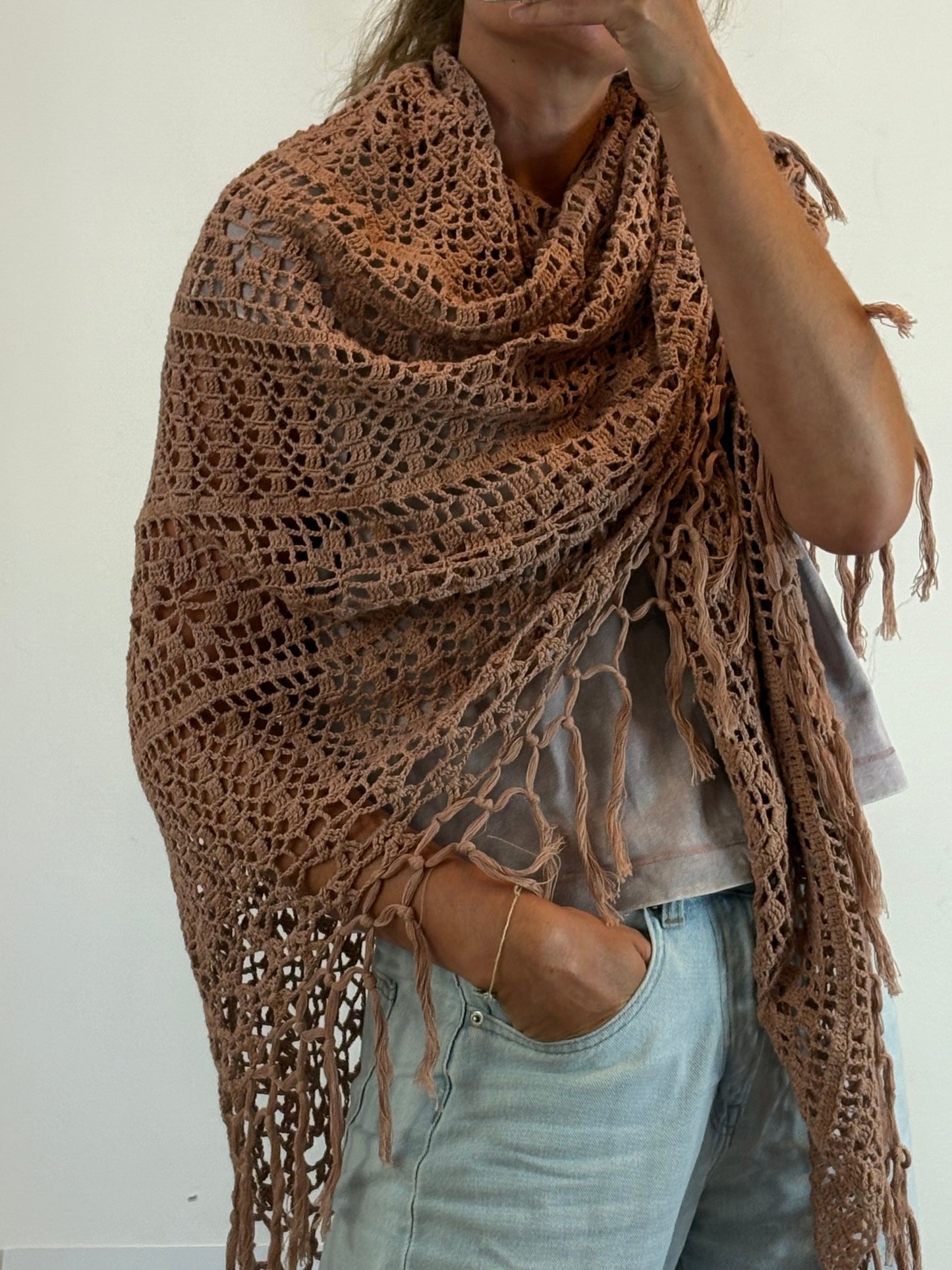 MUCHE ET MUCHETTE. Crocheted beige shawl