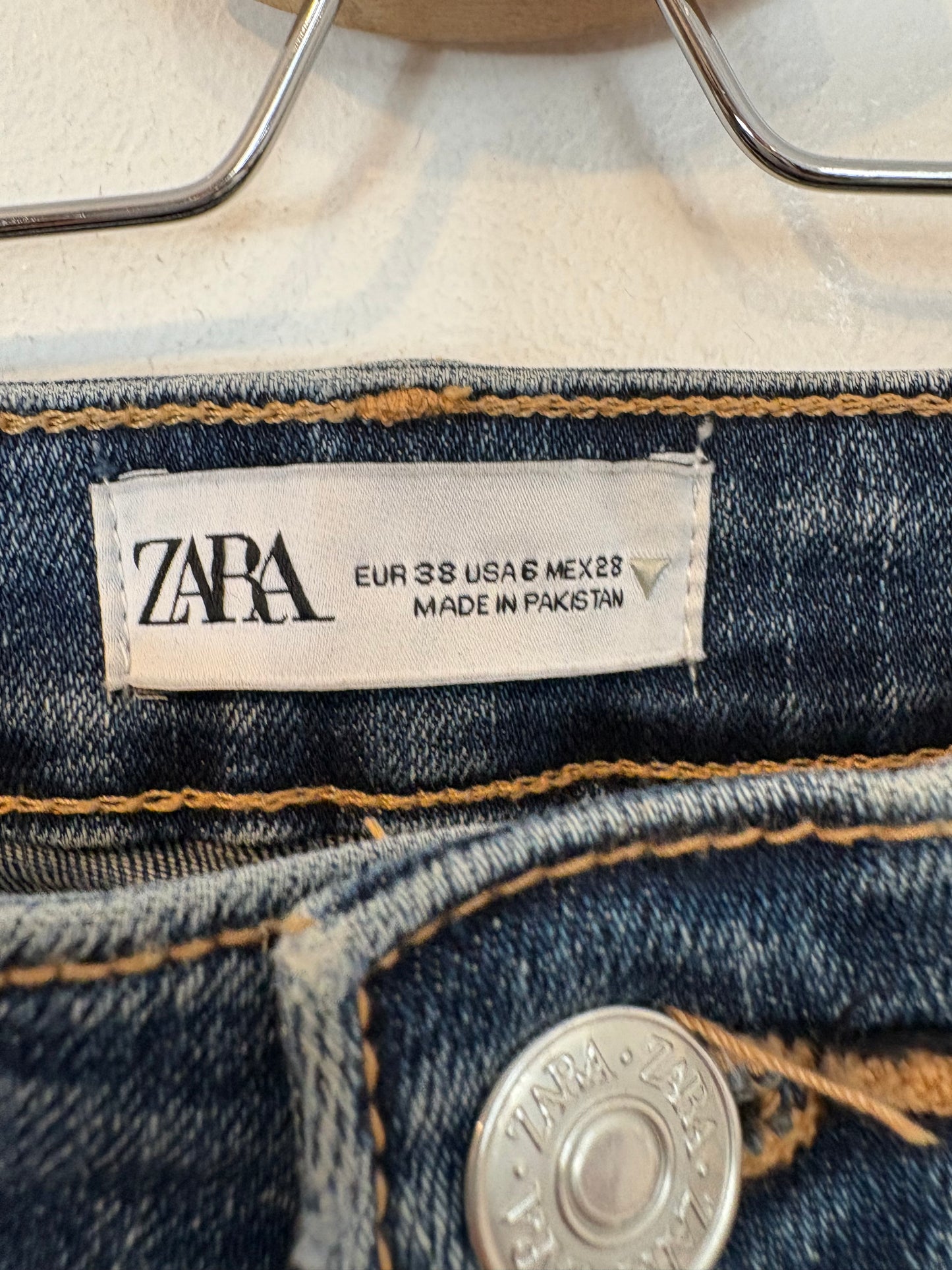 ZARA. Denim ligeramente acampanado