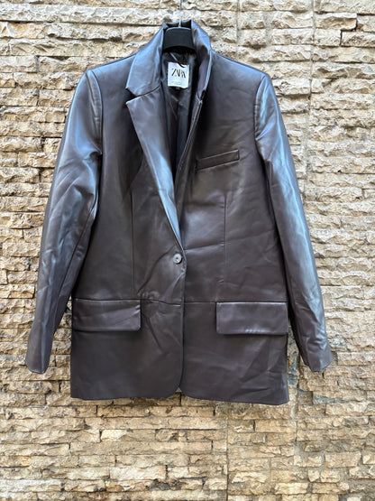 ZARA. Blazer marrón efecto piel