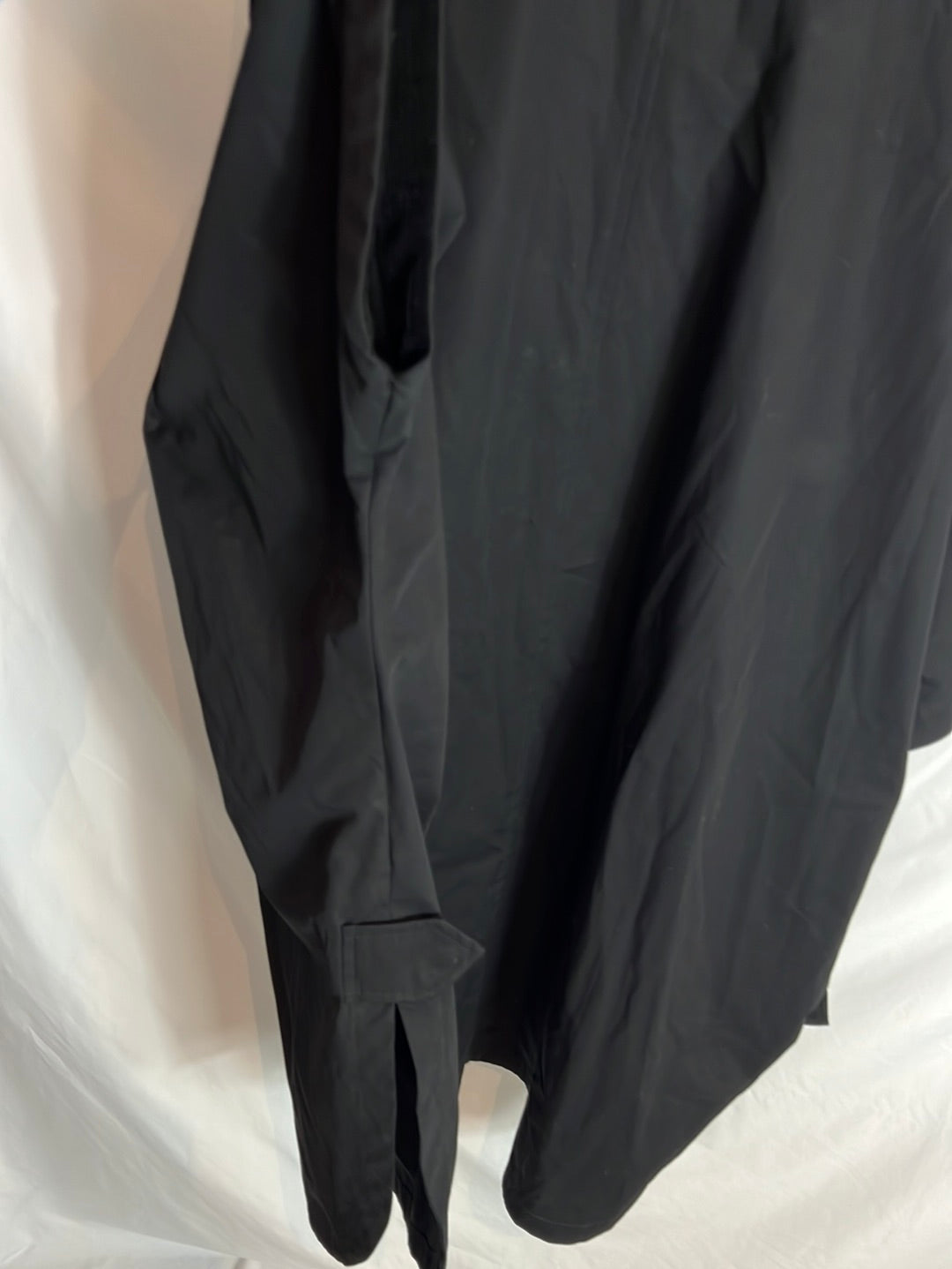 MASSIMO DUTTI. Capa/gabardina negra T.m