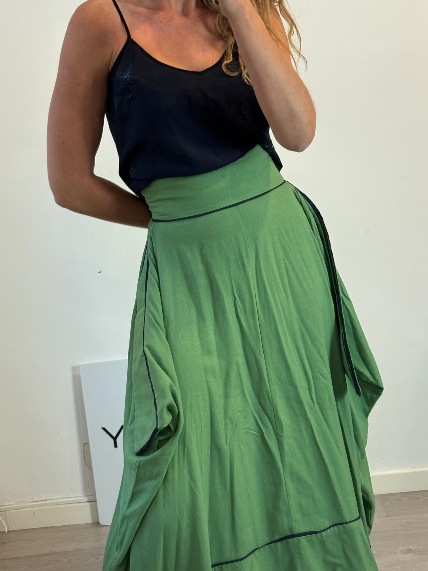 IQ. Falda midi verde asimétrica